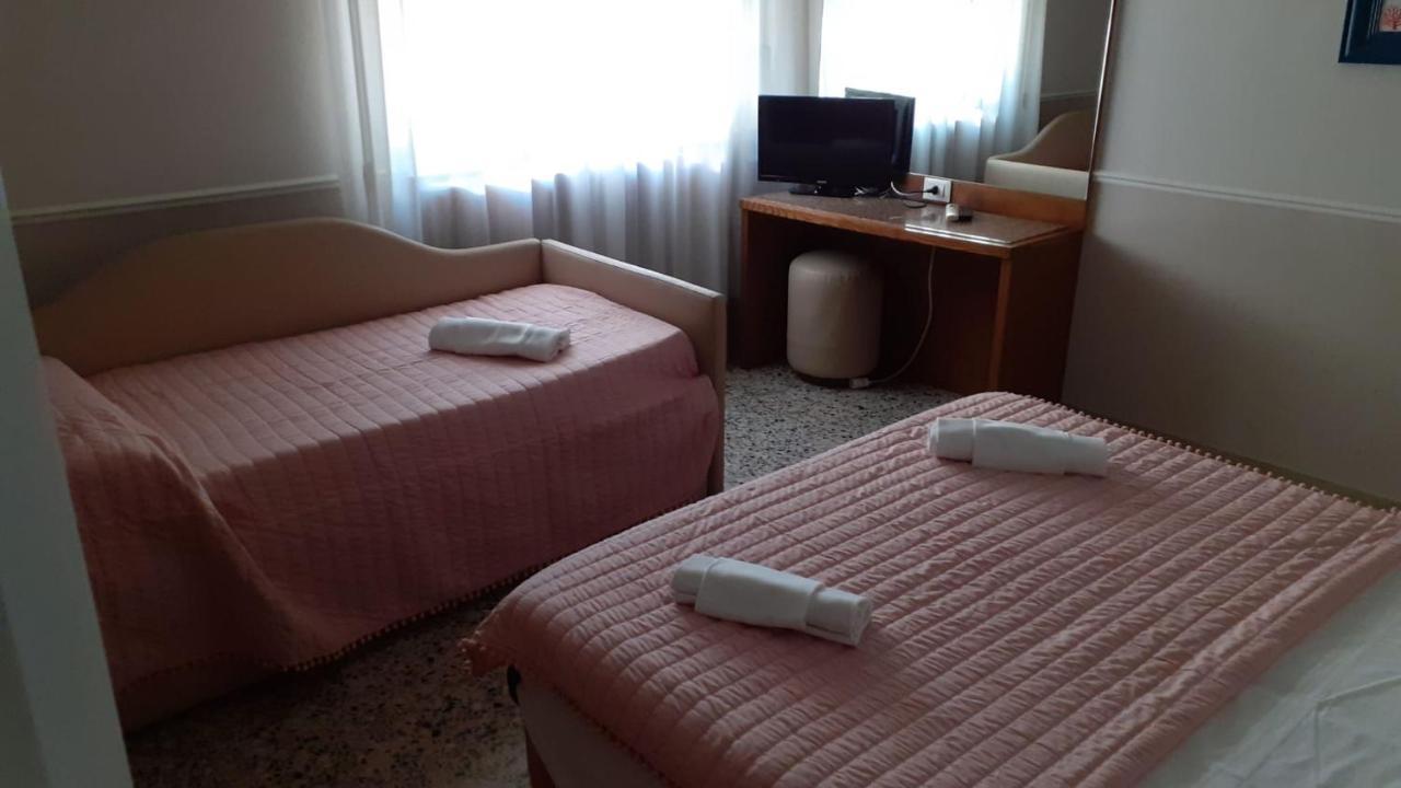 Hotel Ristorante La Terrazza Лидо Ди Камайоре Екстериор снимка
